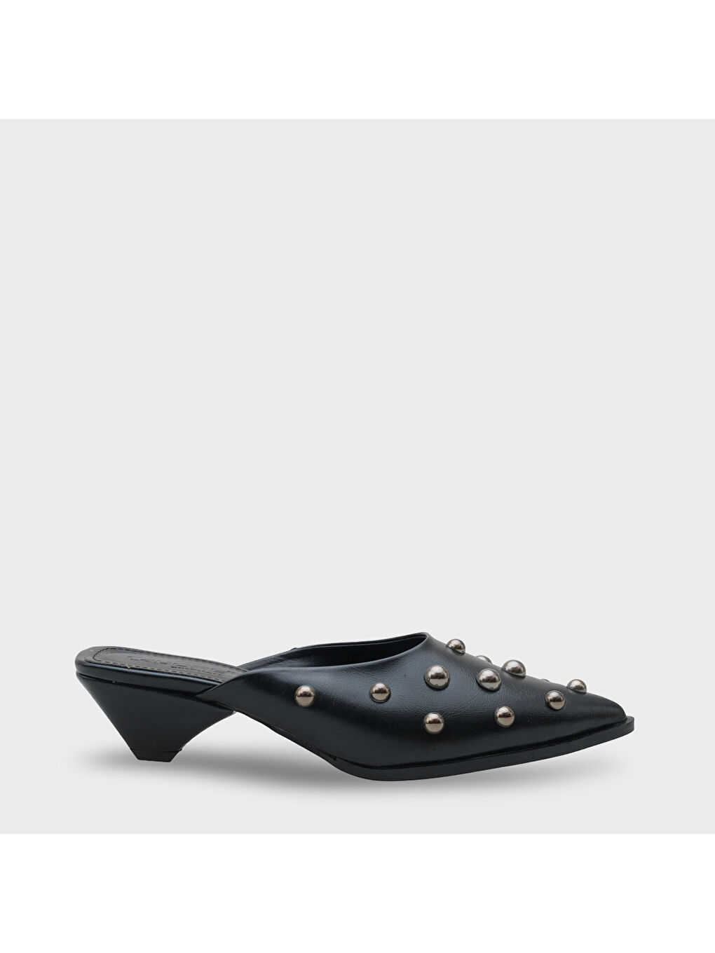 Siyah Meredith Sivri Burunlu Metal Aksesuarlı Burnu Kapalı Kadın Terlik