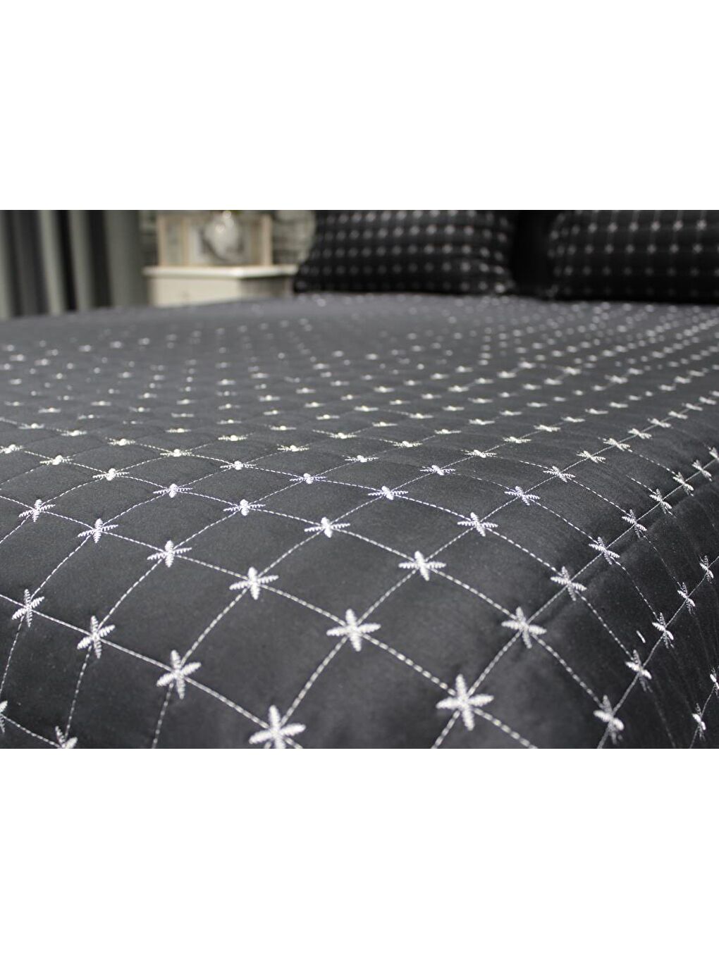Yıldız Çift Kişilik Kapitoneli Yatak Örtüsü Siyah-2