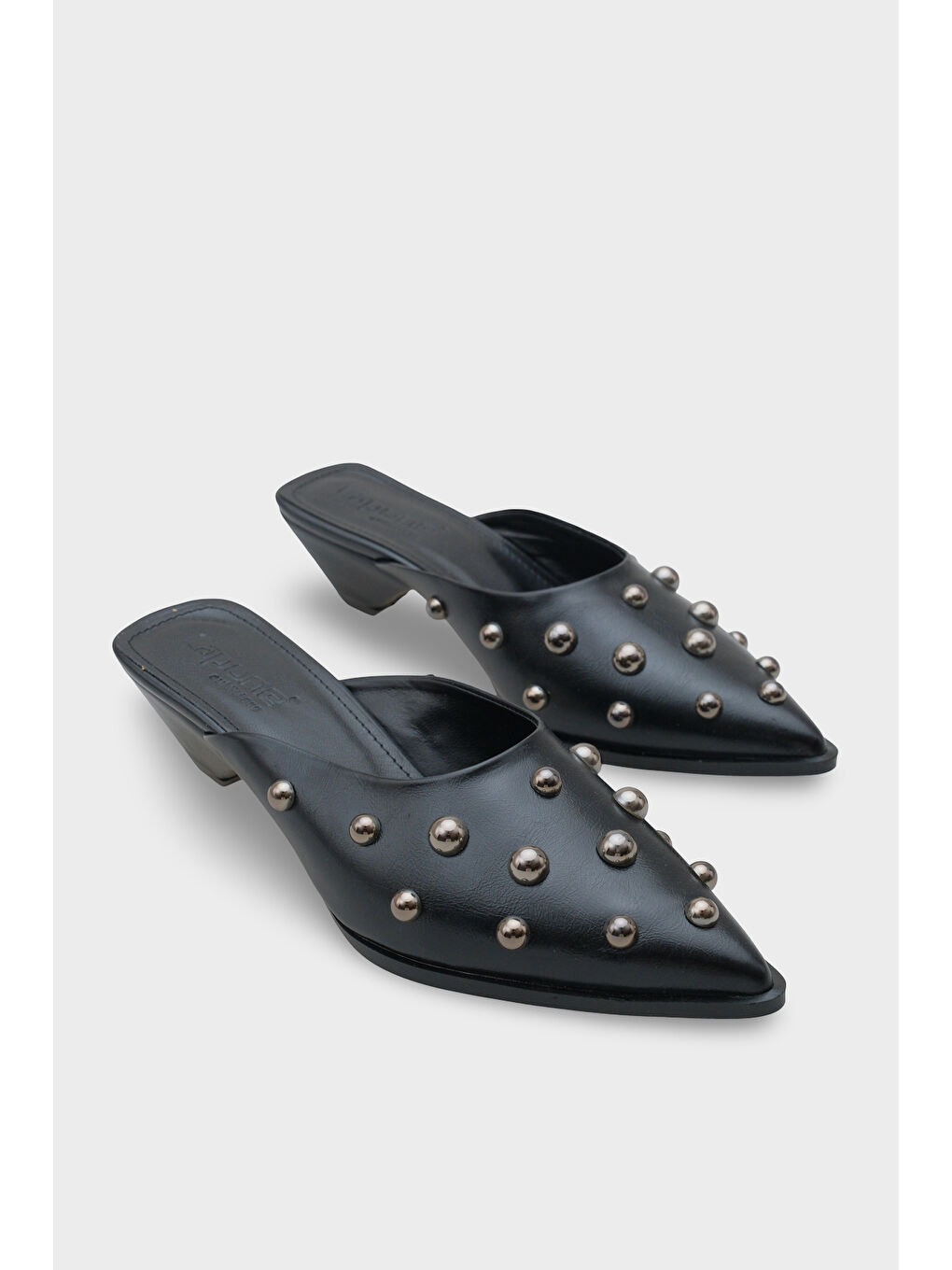 Siyah Meredith Sivri Burunlu Metal Aksesuarlı Burnu Kapalı Kadın Terlik-1