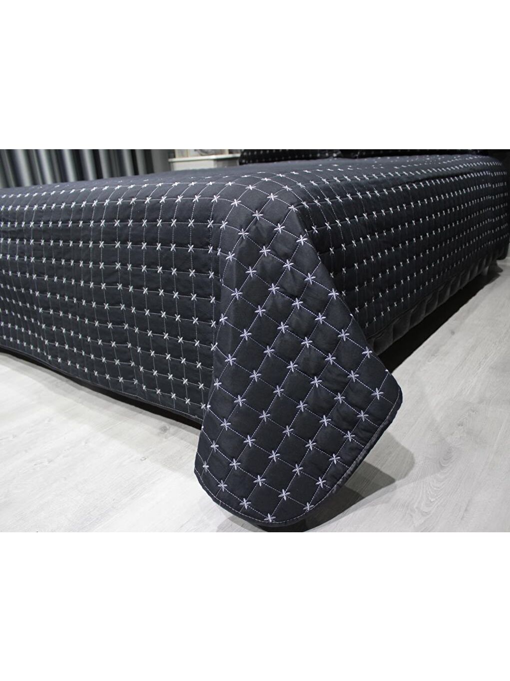 Yıldız Çift Kişilik Kapitoneli Yatak Örtüsü Siyah-3