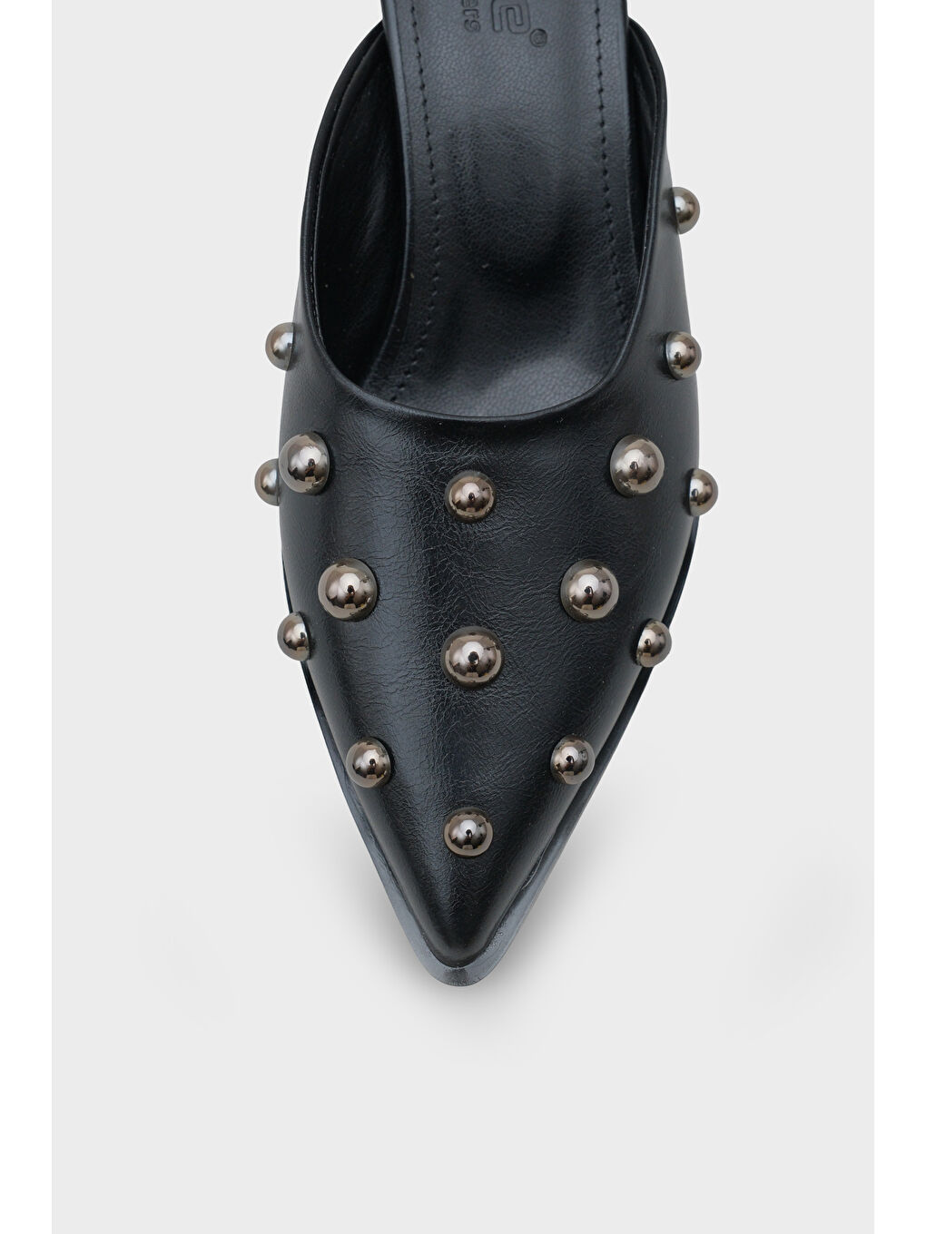 Siyah Meredith Sivri Burunlu Metal Aksesuarlı Burnu Kapalı Kadın Terlik-2