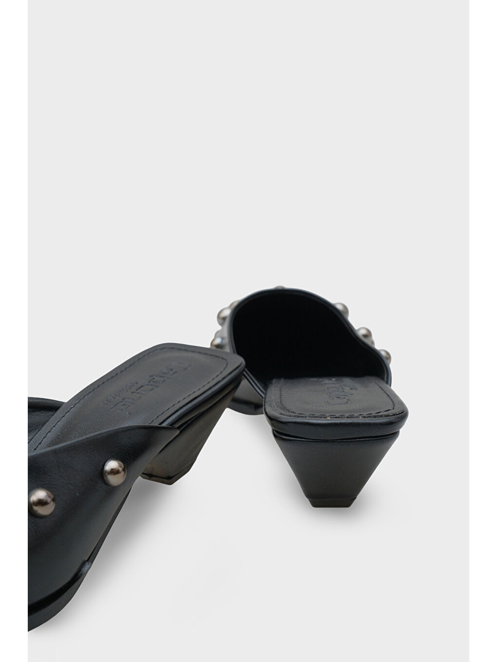 Siyah Meredith Sivri Burunlu Metal Aksesuarlı Burnu Kapalı Kadın Terlik-3