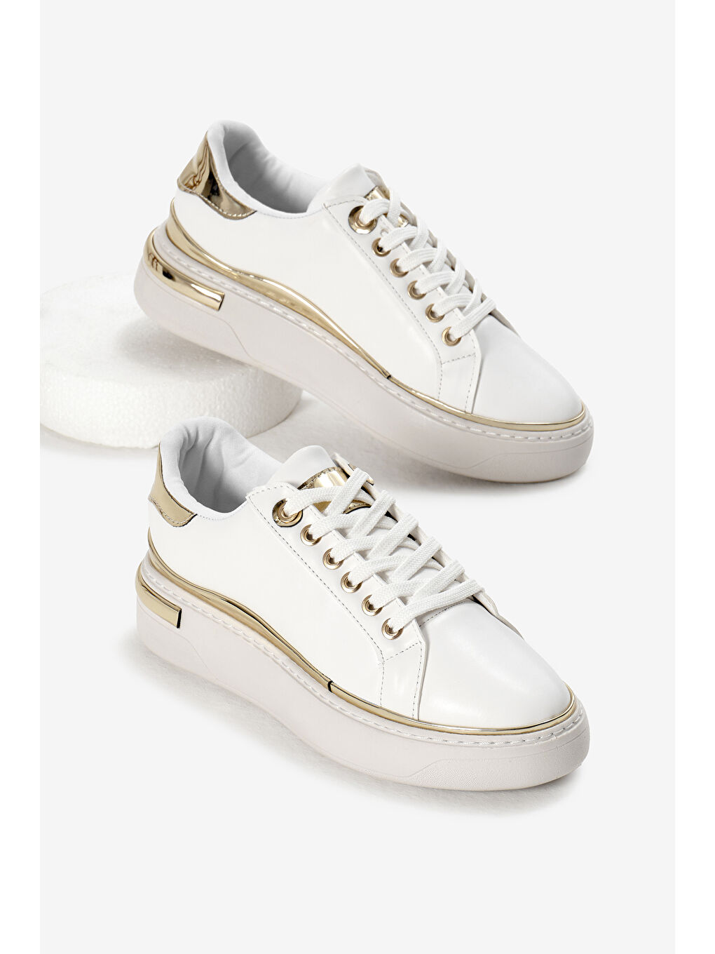 Kadın Beyaz Kalın Poli Taban Altın Detaylı Bağcıklı Spor Ayakkabı