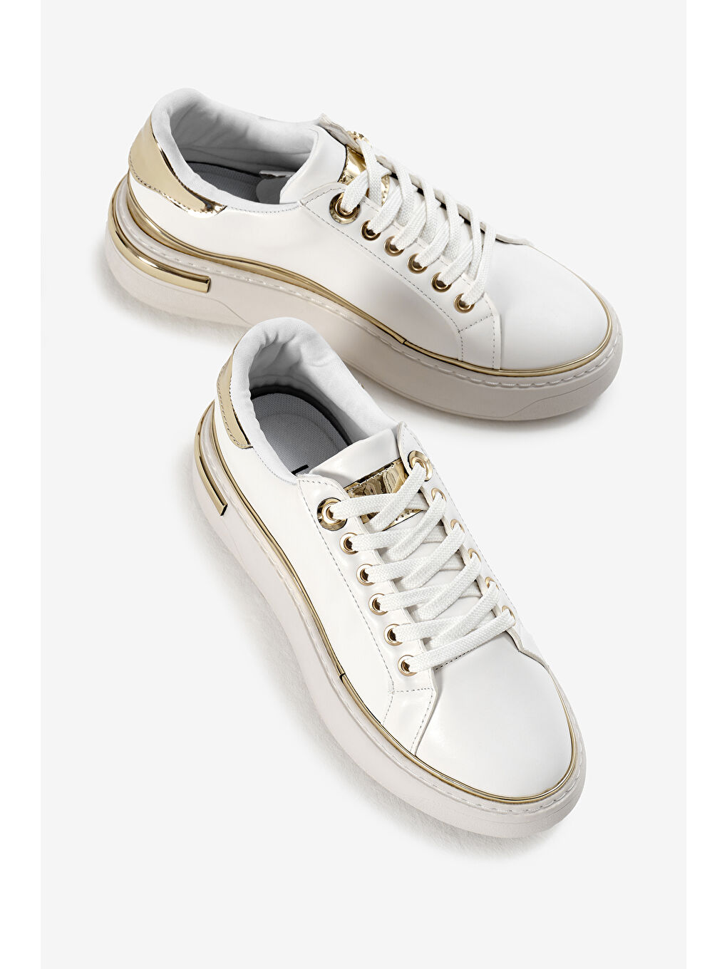 Kadın Beyaz Kalın Poli Taban Altın Detaylı Bağcıklı Spor Ayakkabı-2