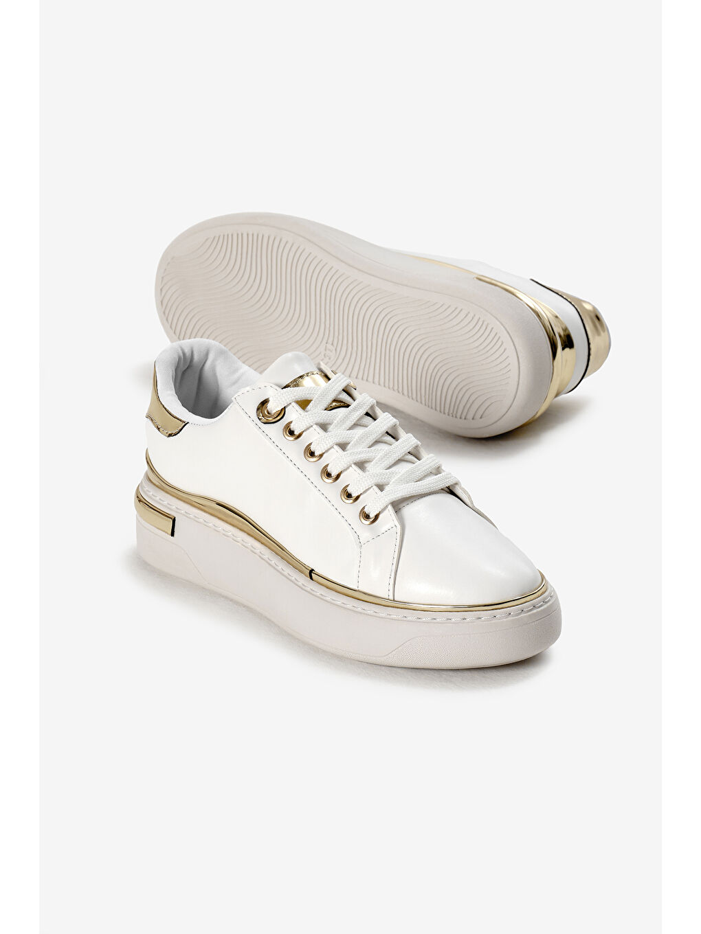 Kadın Beyaz Kalın Poli Taban Altın Detaylı Bağcıklı Spor Ayakkabı-3