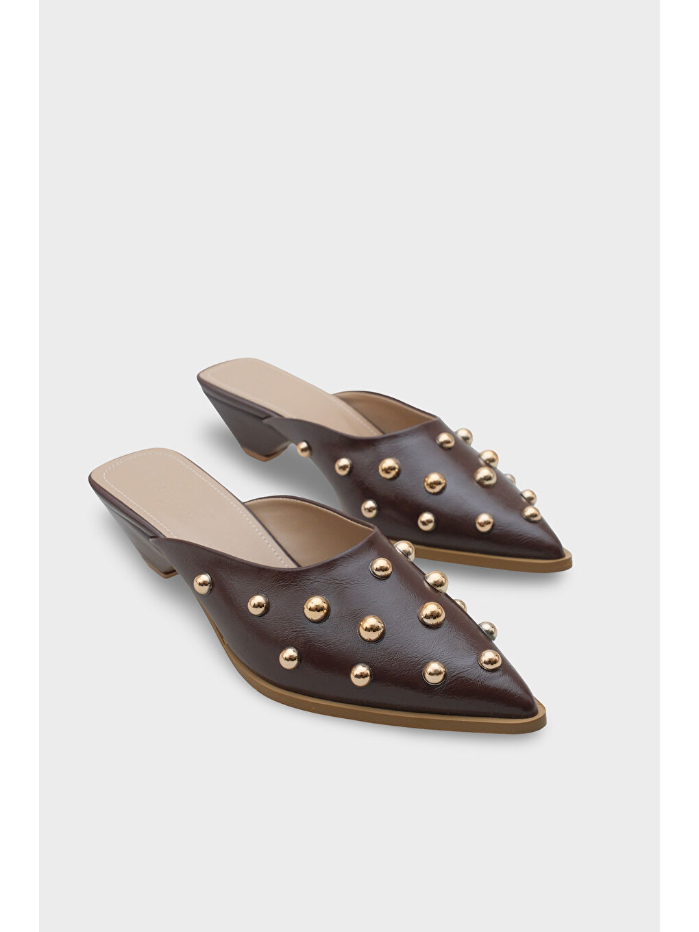Kahverengi Meredith Sivri Burunlu Metal Aksesuarlı Burnu Kapalı Kadın Terlik-1