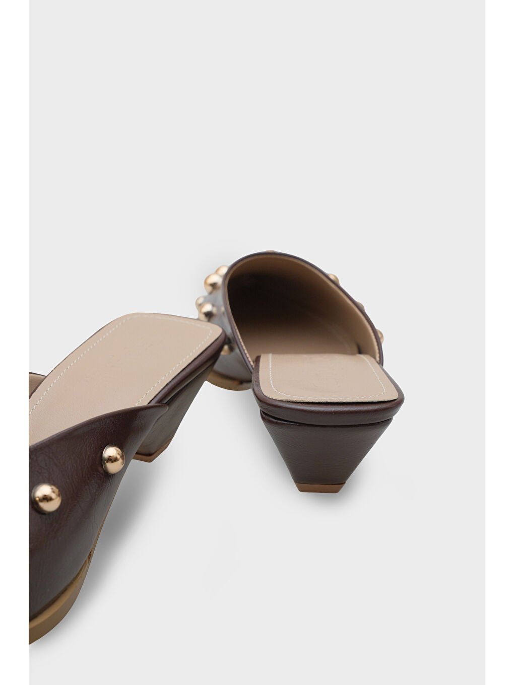 Kahverengi Meredith Sivri Burunlu Metal Aksesuarlı Burnu Kapalı Kadın Terlik-3