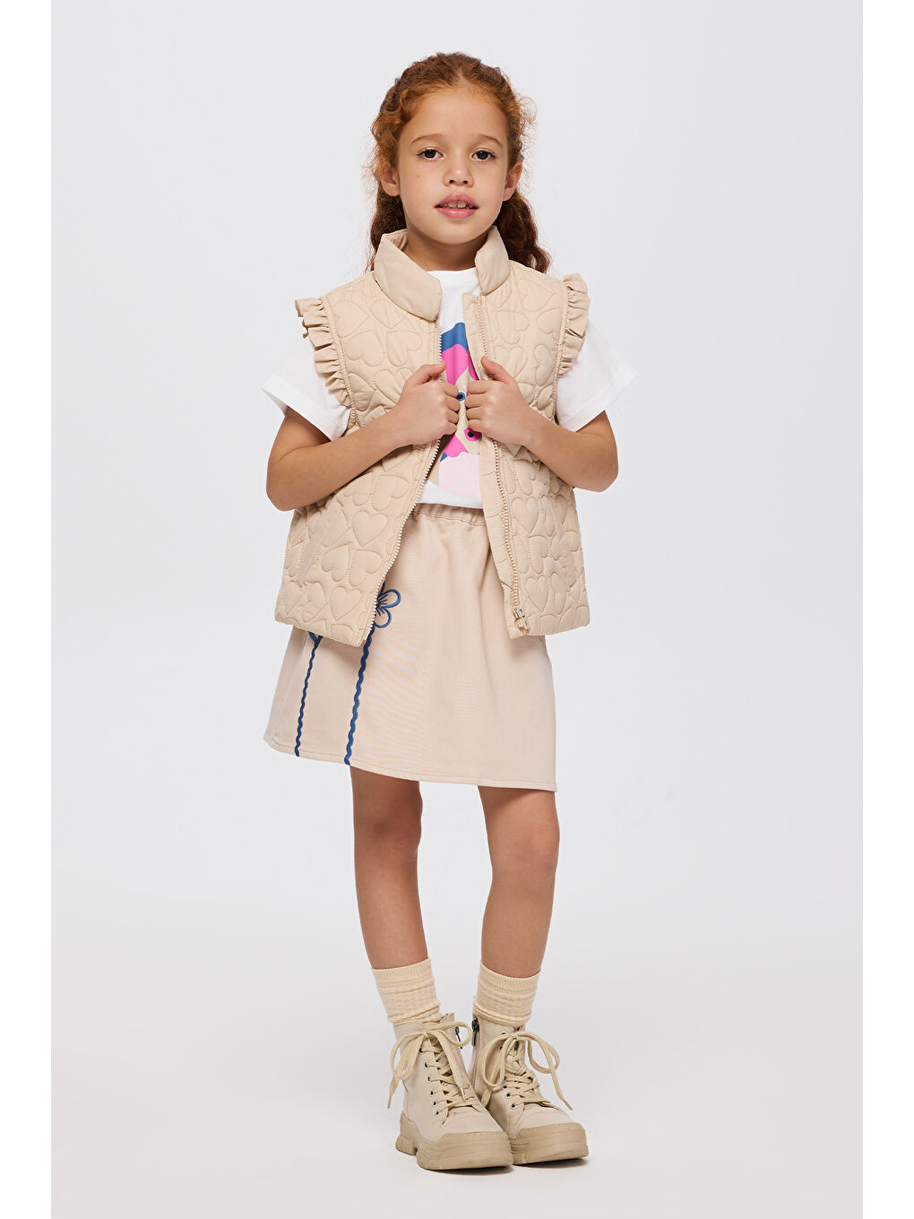 Kız Çocuk Yüksek Yaka Kolları Fırfır Detaylı Pamuk Astarlı Kapitone Desenli Micro Bej Yelek