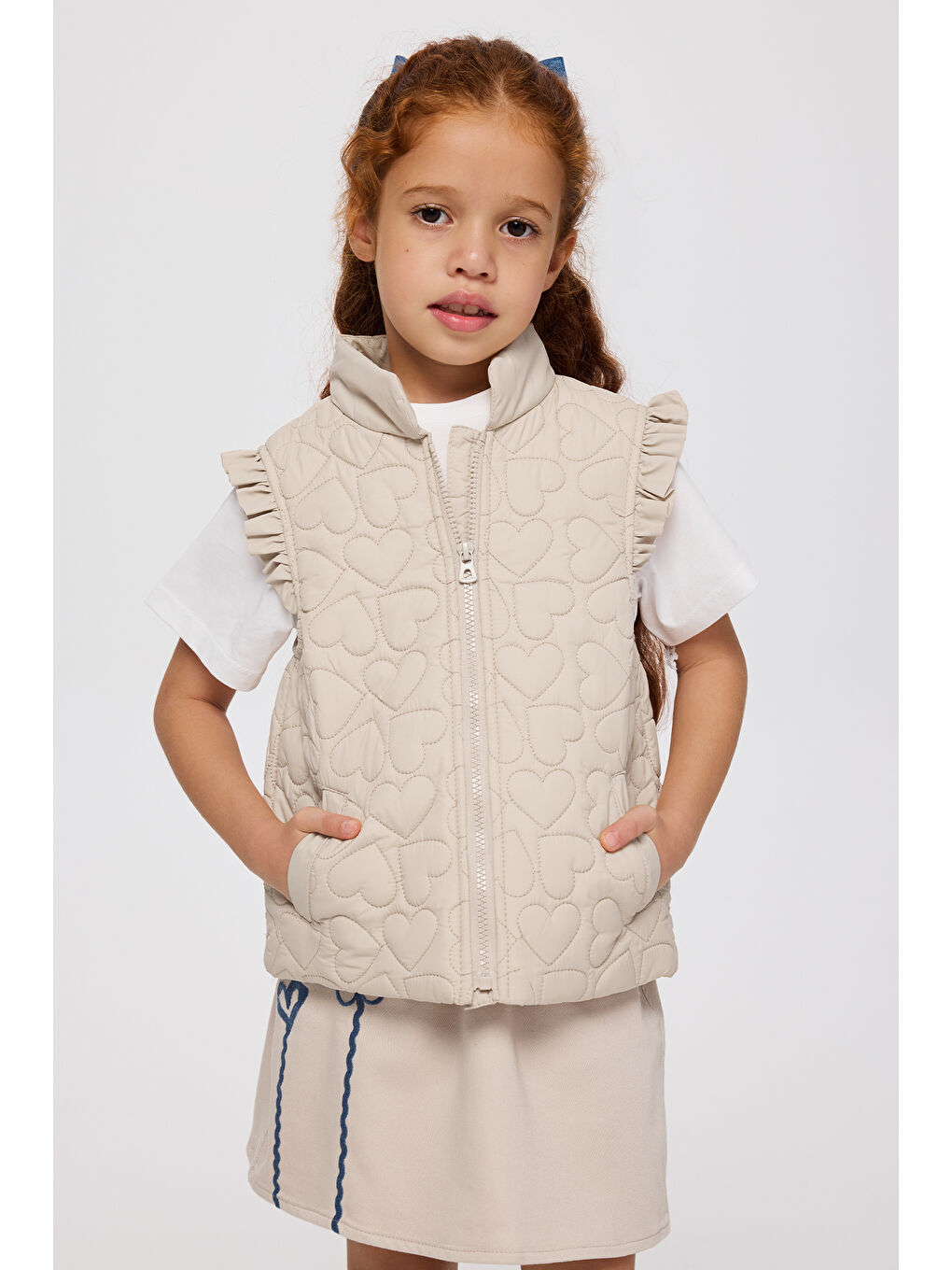 Kız Çocuk Yüksek Yaka Kolları Fırfır Detaylı Pamuk Astarlı Kapitone Desenli Micro Bej Yelek-1