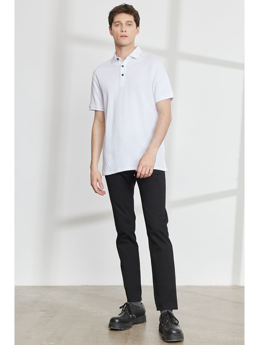 Erkek Beyaz Slim Fit Dar Kesim Polo Yaka Jakarlı Kısa Kollu Tişört-1