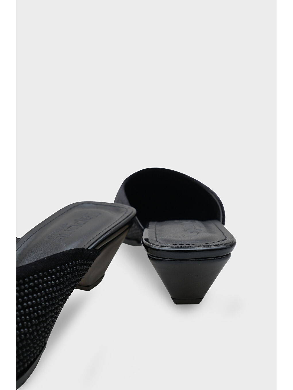 Siyah Ivy Sivri Burunlu Taşlı Burnu Kapalı Kadın Terlik-3