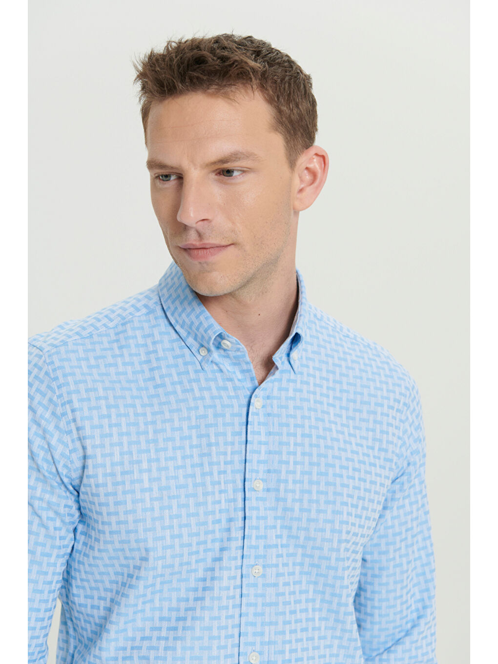Erkek Açık Mavi %100 Pamuk Slim Fit Dar Kesim Düğmeli Yaka Armürlü Gömlek-3