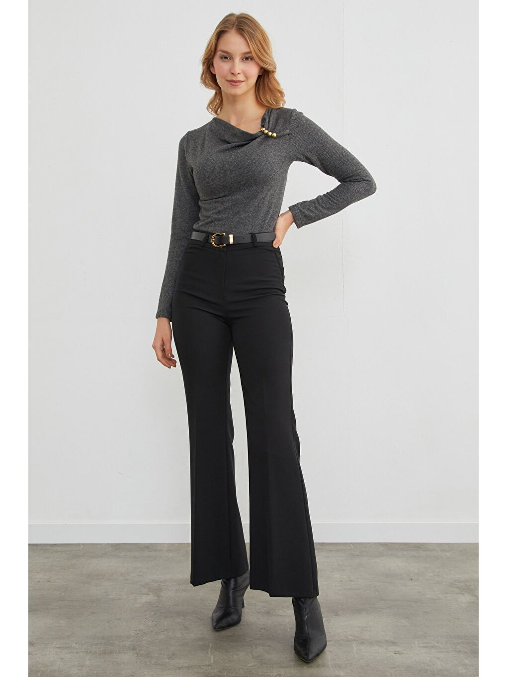 Gri Omuz Aksesuarlı Degaje Yaka Bluz-1