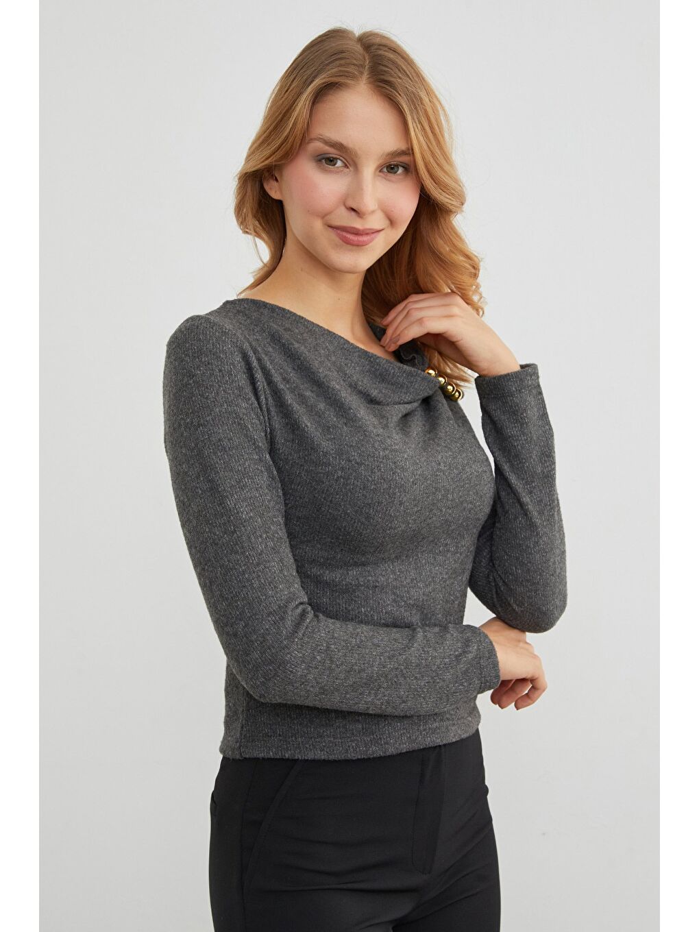 Gri Omuz Aksesuarlı Degaje Yaka Bluz-2