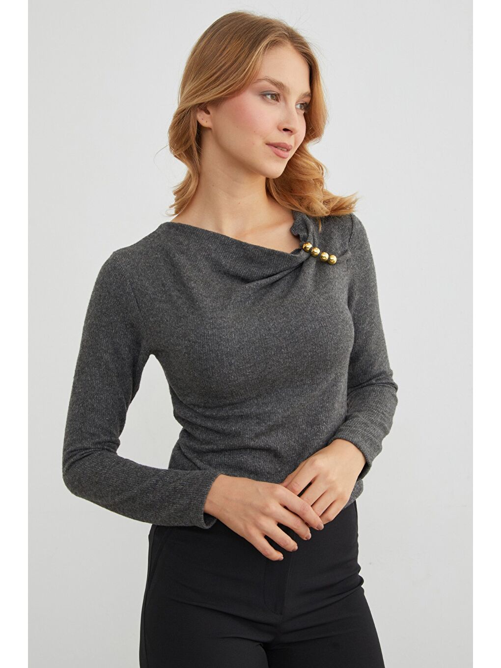 Gri Omuz Aksesuarlı Degaje Yaka Bluz-3