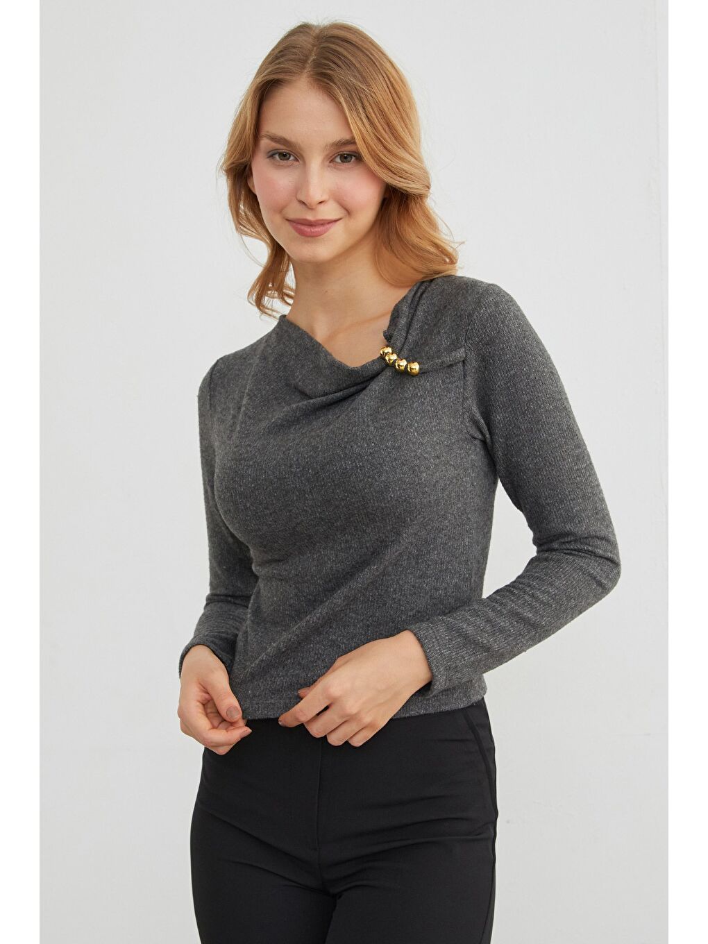 Gri Omuz Aksesuarlı Degaje Yaka Bluz-4