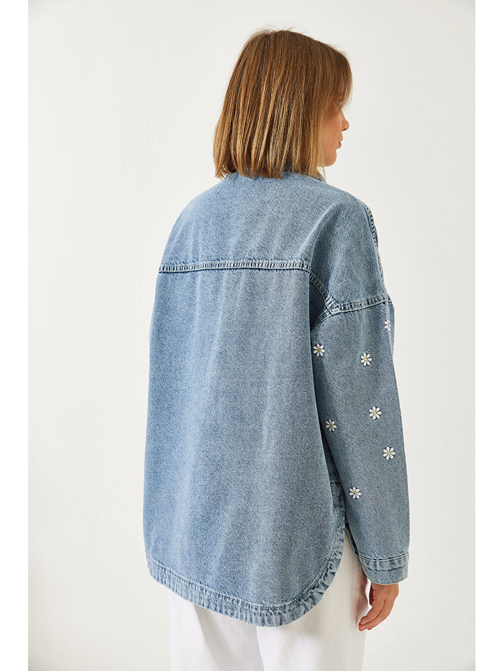 Mavi Kadın Papatya Nakışlı Cep Detaylı Denim Ceket-5