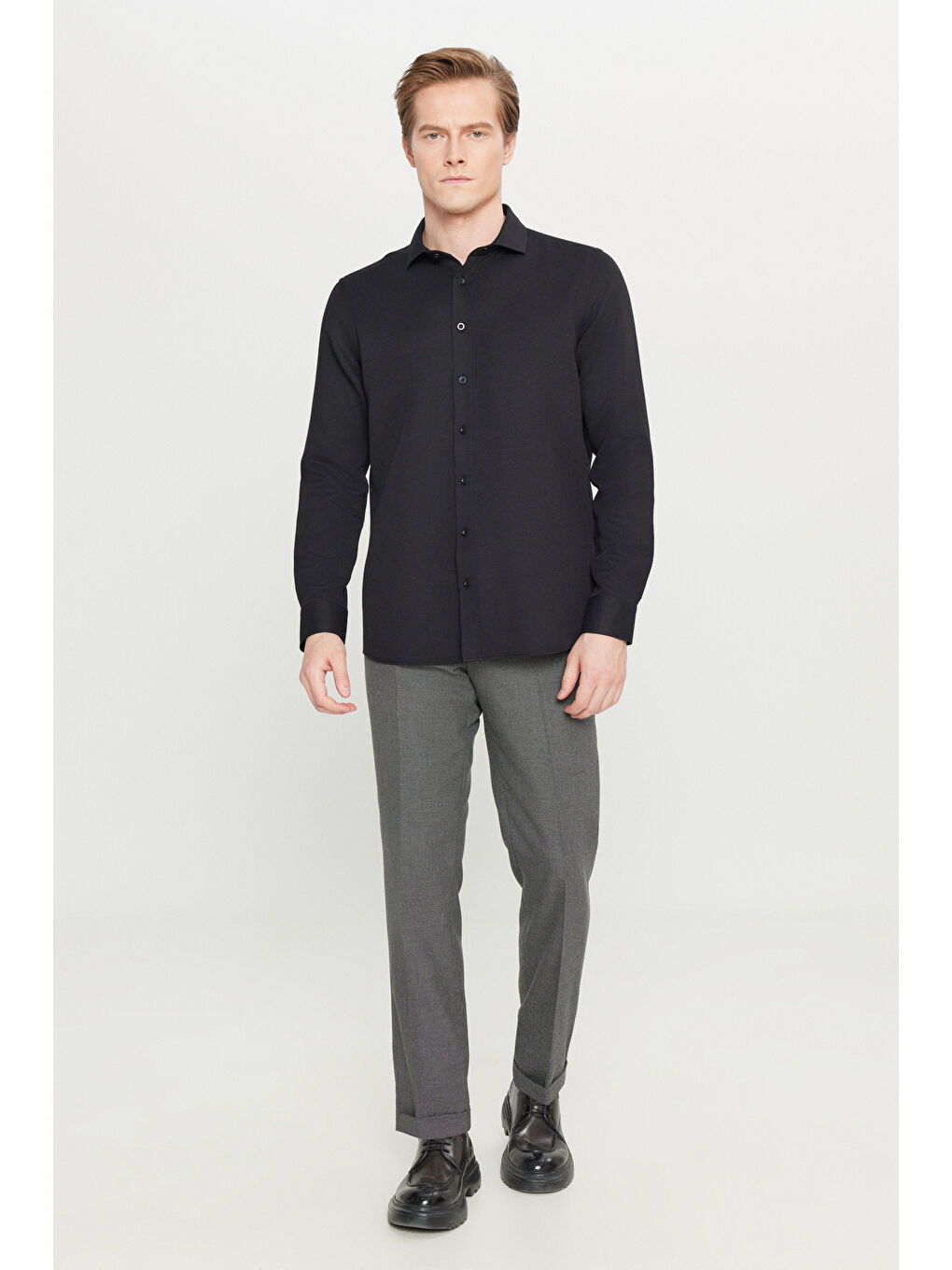 Erkek Siyah Pamuklu Tailored Slim Fit Dar Kesim Küçük İtalyan Yaka Armürlü Gömlek-1