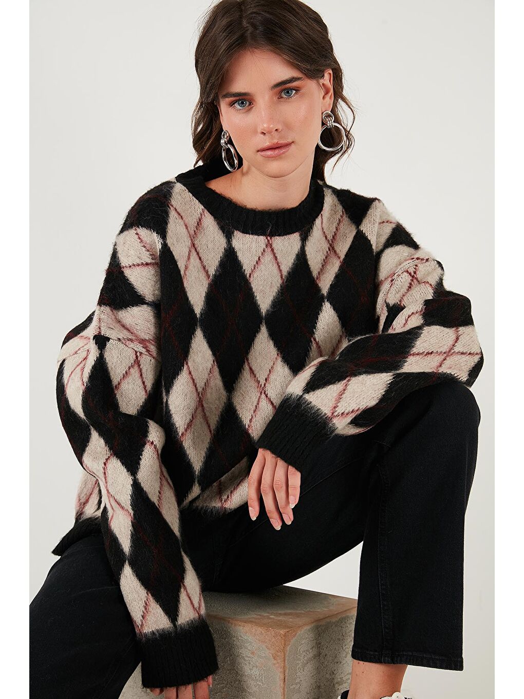 Siyah Oversize Fit Bisiklet Yaka Baklava Desenli Yumuşak Dokulu Kadın Kazak 4616223