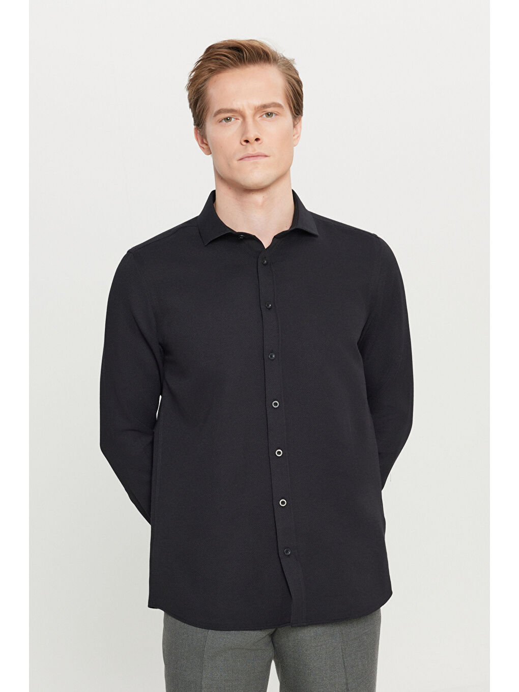 Erkek Siyah Pamuklu Tailored Slim Fit Dar Kesim Küçük İtalyan Yaka Armürlü Gömlek-2