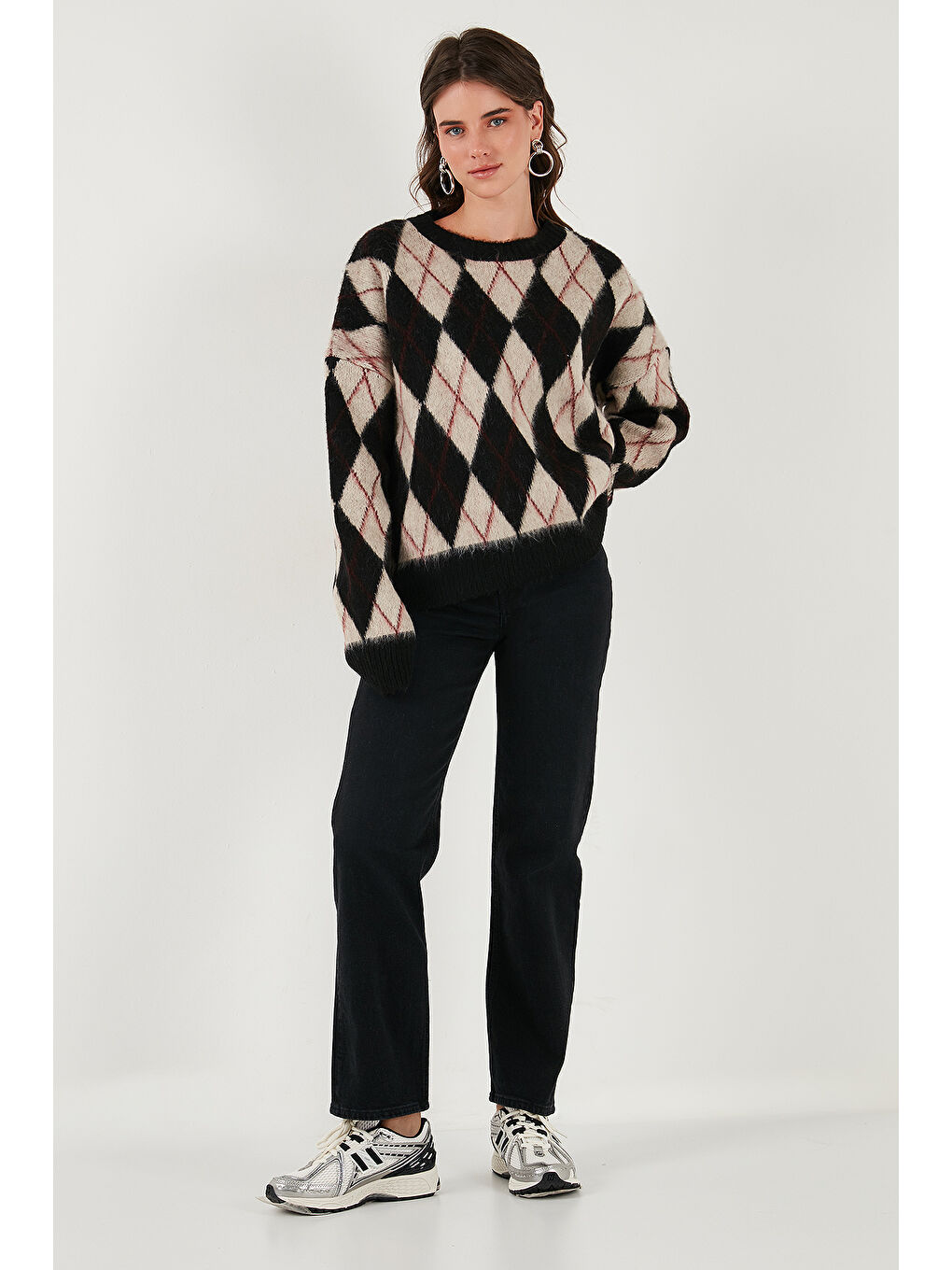 Siyah Oversize Fit Bisiklet Yaka Baklava Desenli Yumuşak Dokulu Kadın Kazak 4616223-1