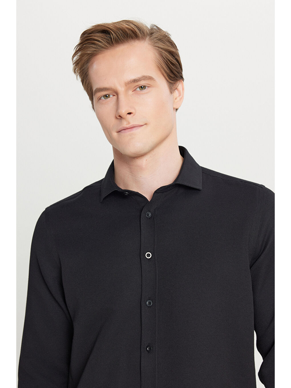 Erkek Siyah Pamuklu Tailored Slim Fit Dar Kesim Küçük İtalyan Yaka Armürlü Gömlek-3