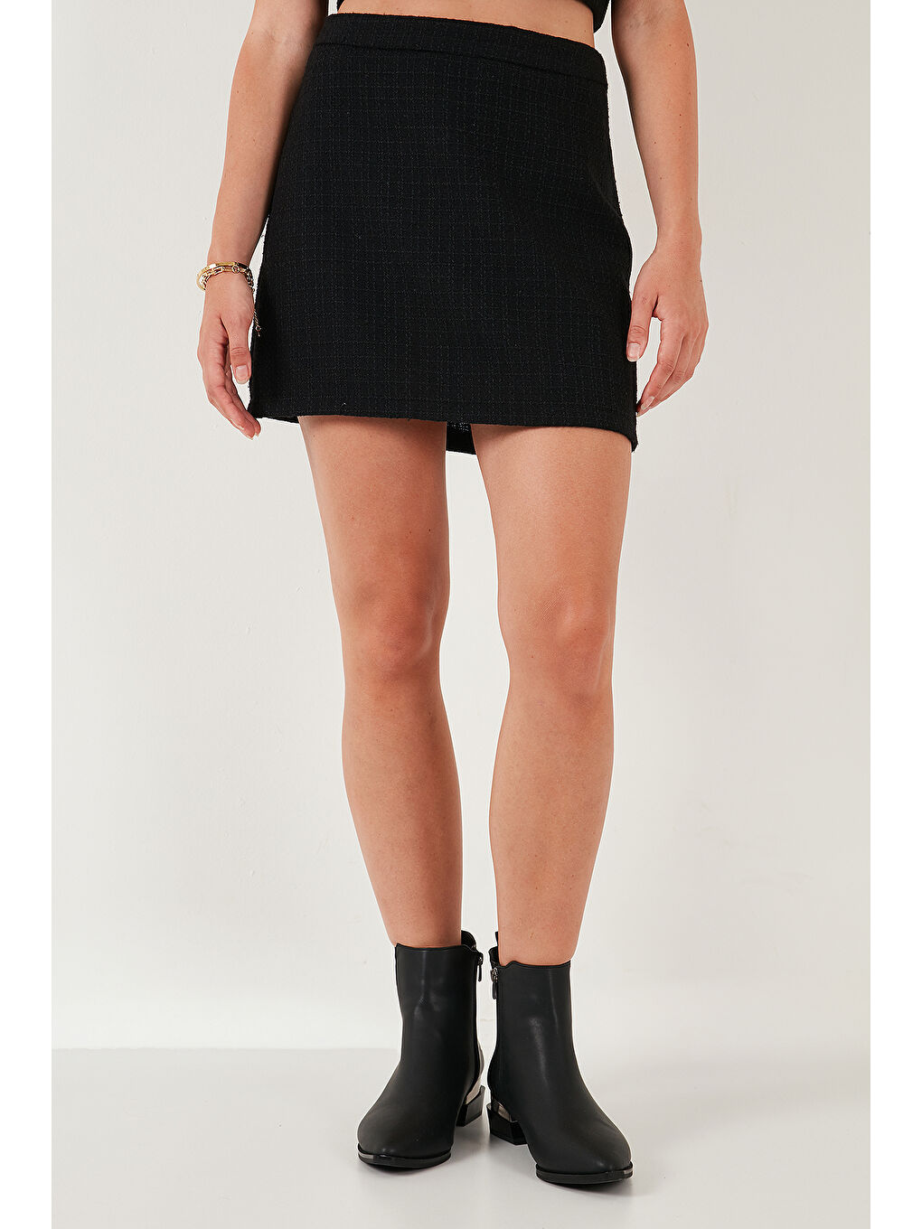 Siyah Pamuk ve Yün Karışımlı Slim Fit Mini Boy Tüvit Etek 611AU086-1