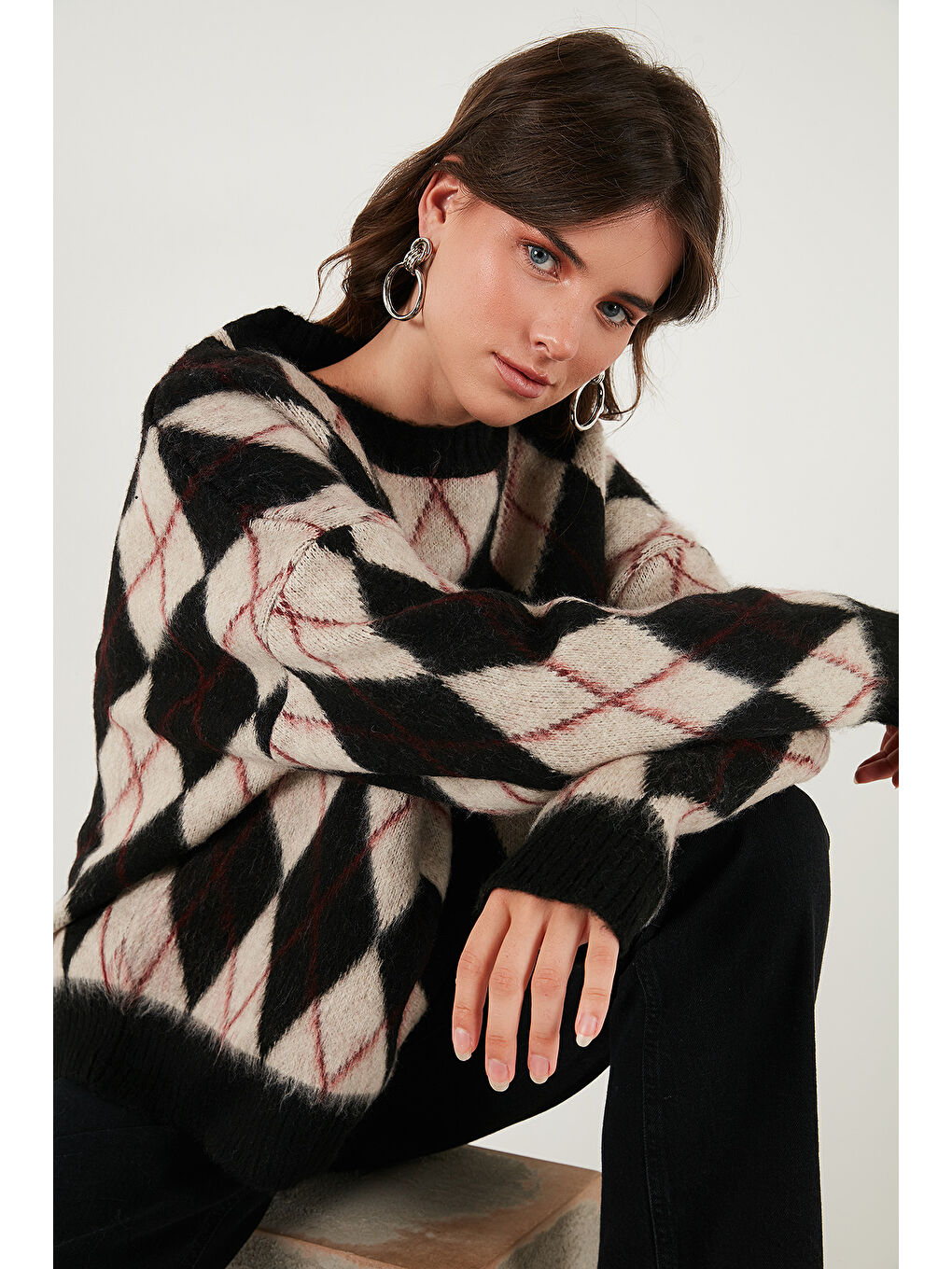 Siyah Oversize Fit Bisiklet Yaka Baklava Desenli Yumuşak Dokulu Kadın Kazak 4616223-2