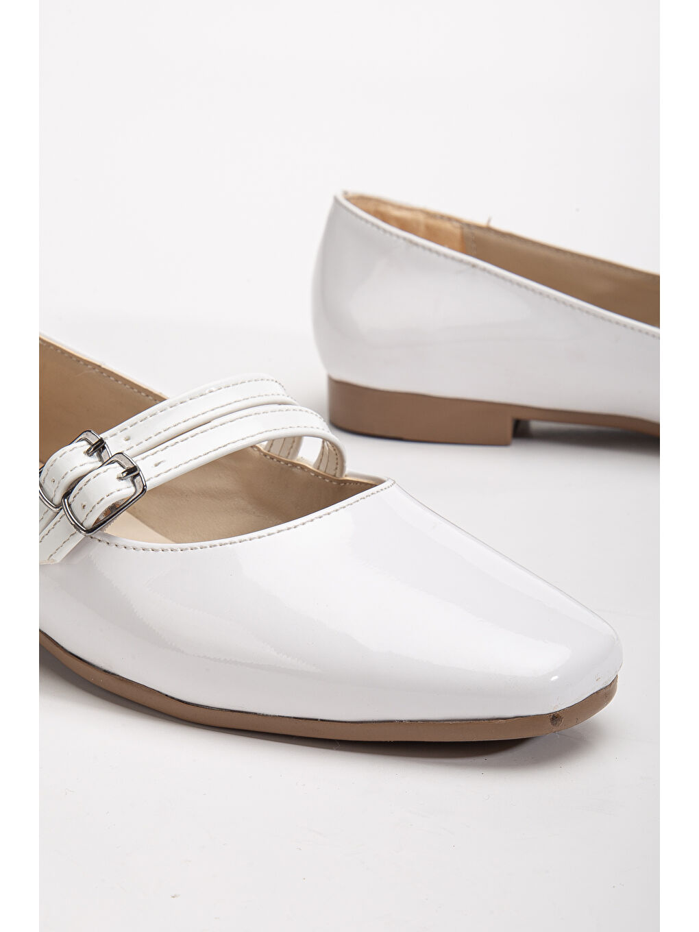 Kadın Beyaz Oval Burunlu Çift Tokalı Babet-2