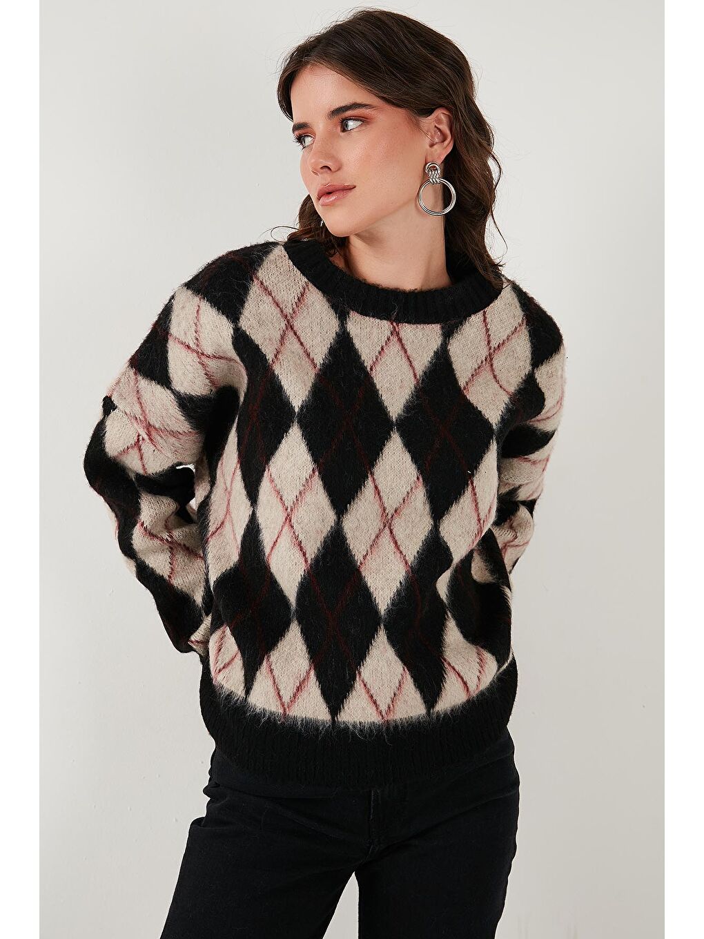 Siyah Oversize Fit Bisiklet Yaka Baklava Desenli Yumuşak Dokulu Kadın Kazak 4616223-3