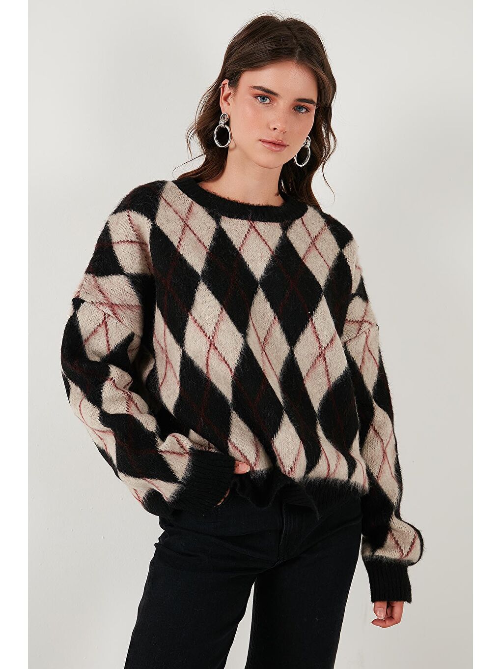 Siyah Oversize Fit Bisiklet Yaka Baklava Desenli Yumuşak Dokulu Kadın Kazak 4616223-4