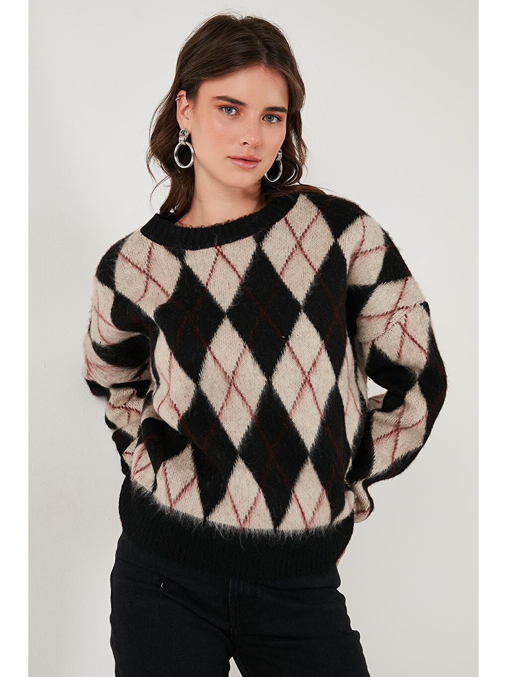 Siyah Oversize Fit Bisiklet Yaka Baklava Desenli Yumuşak Dokulu Kadın Kazak 4616223-5