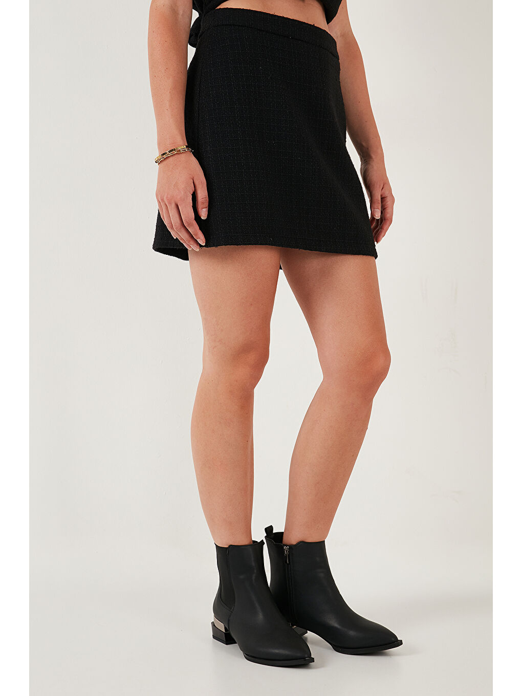 Siyah Pamuk ve Yün Karışımlı Slim Fit Mini Boy Tüvit Etek 611AU086-2