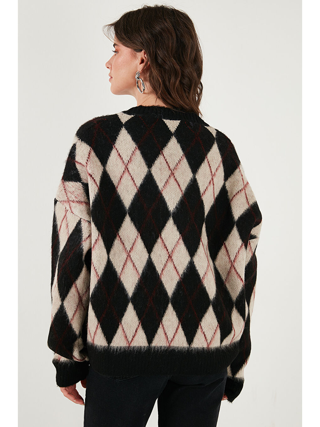 Siyah Oversize Fit Bisiklet Yaka Baklava Desenli Yumuşak Dokulu Kadın Kazak 4616223-6