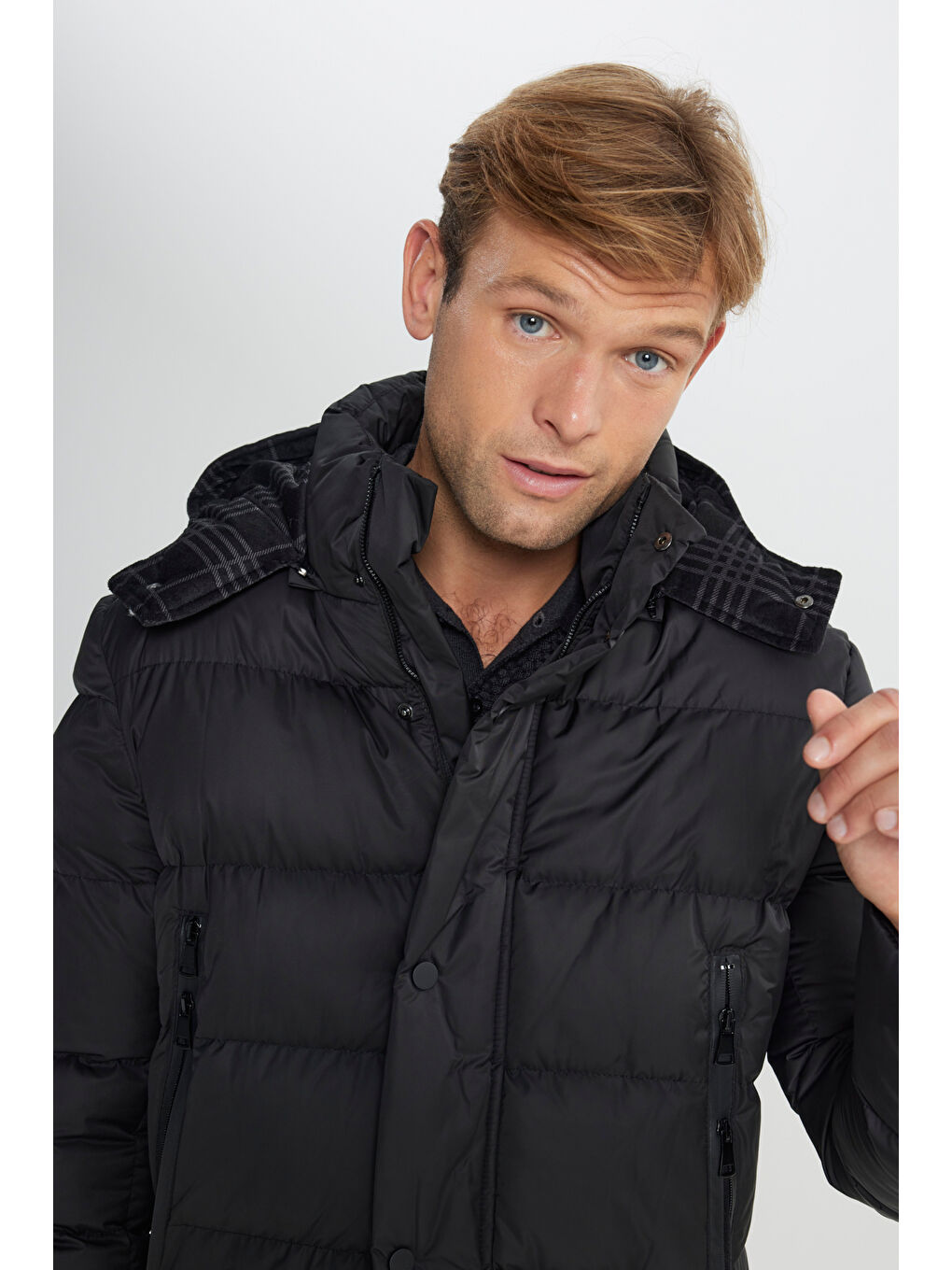 Erkek Siyah Standart Fit Normal Kesim Çıkma Kapüşonlu Dik Yaka Yan Cepli Kaban-4