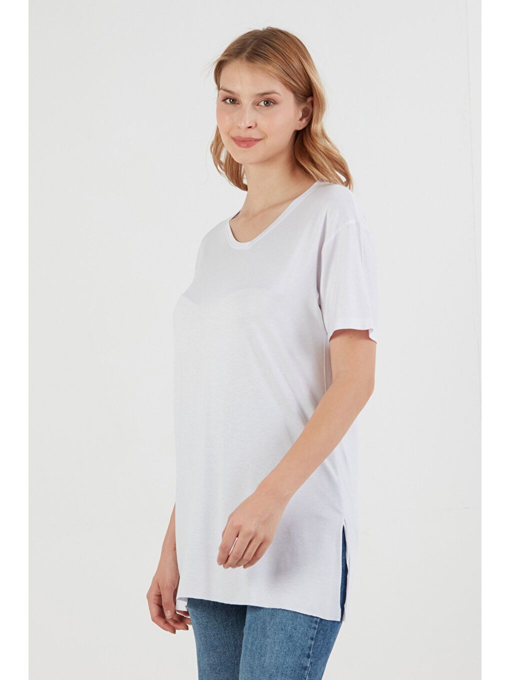 Beyaz Basic V Yaka Yanları Yırtmaçlı Elastanlı Salaş Tişört-1