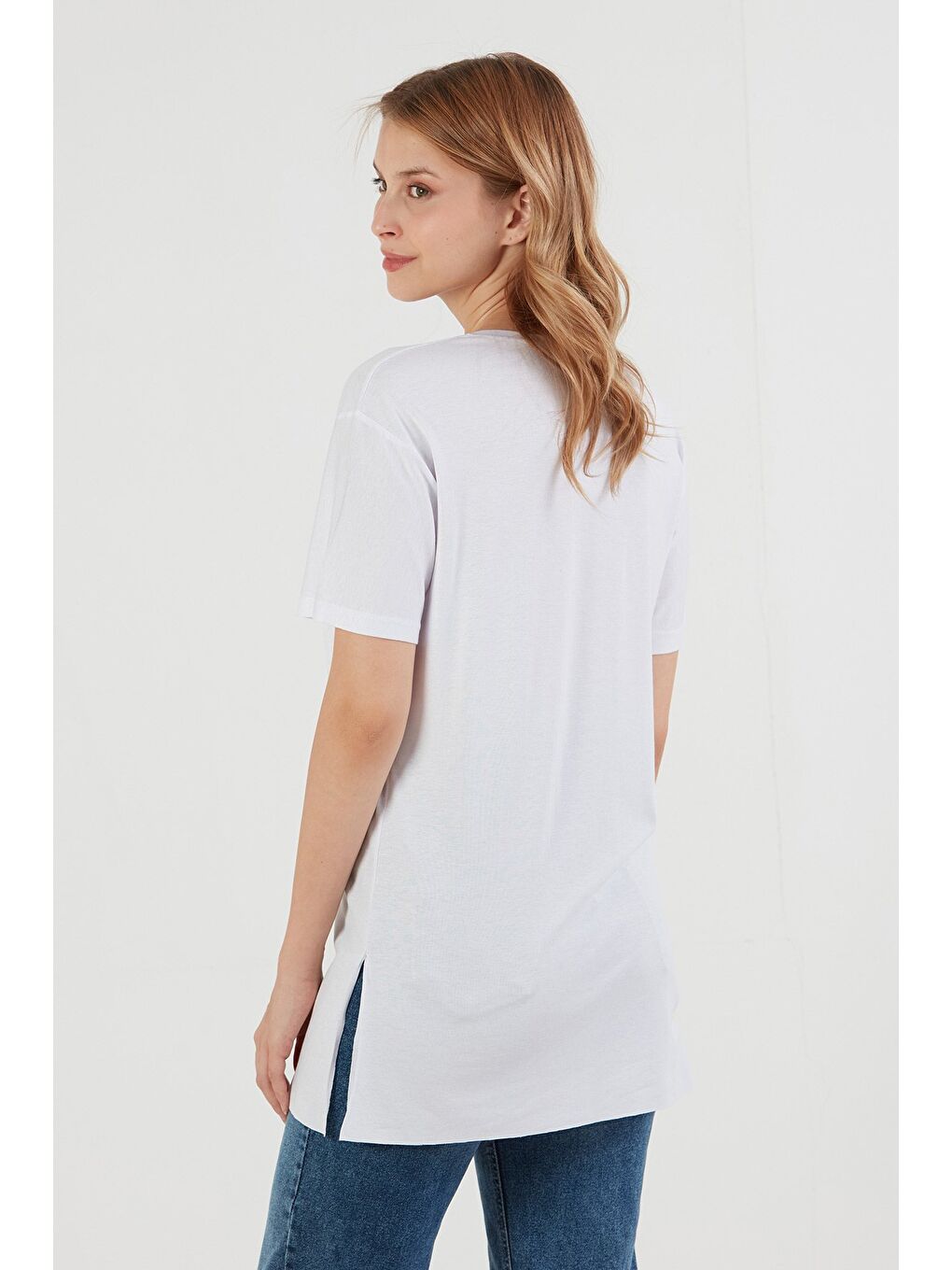 Beyaz Basic V Yaka Yanları Yırtmaçlı Elastanlı Salaş Tişört-2