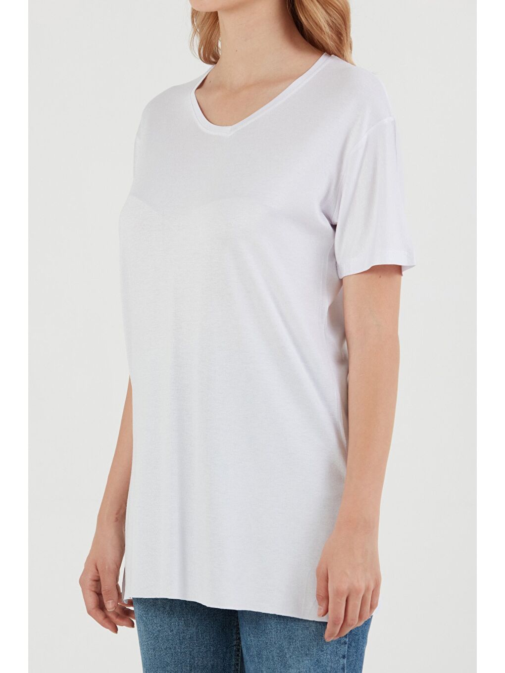Beyaz Basic V Yaka Yanları Yırtmaçlı Elastanlı Salaş Tişört-4