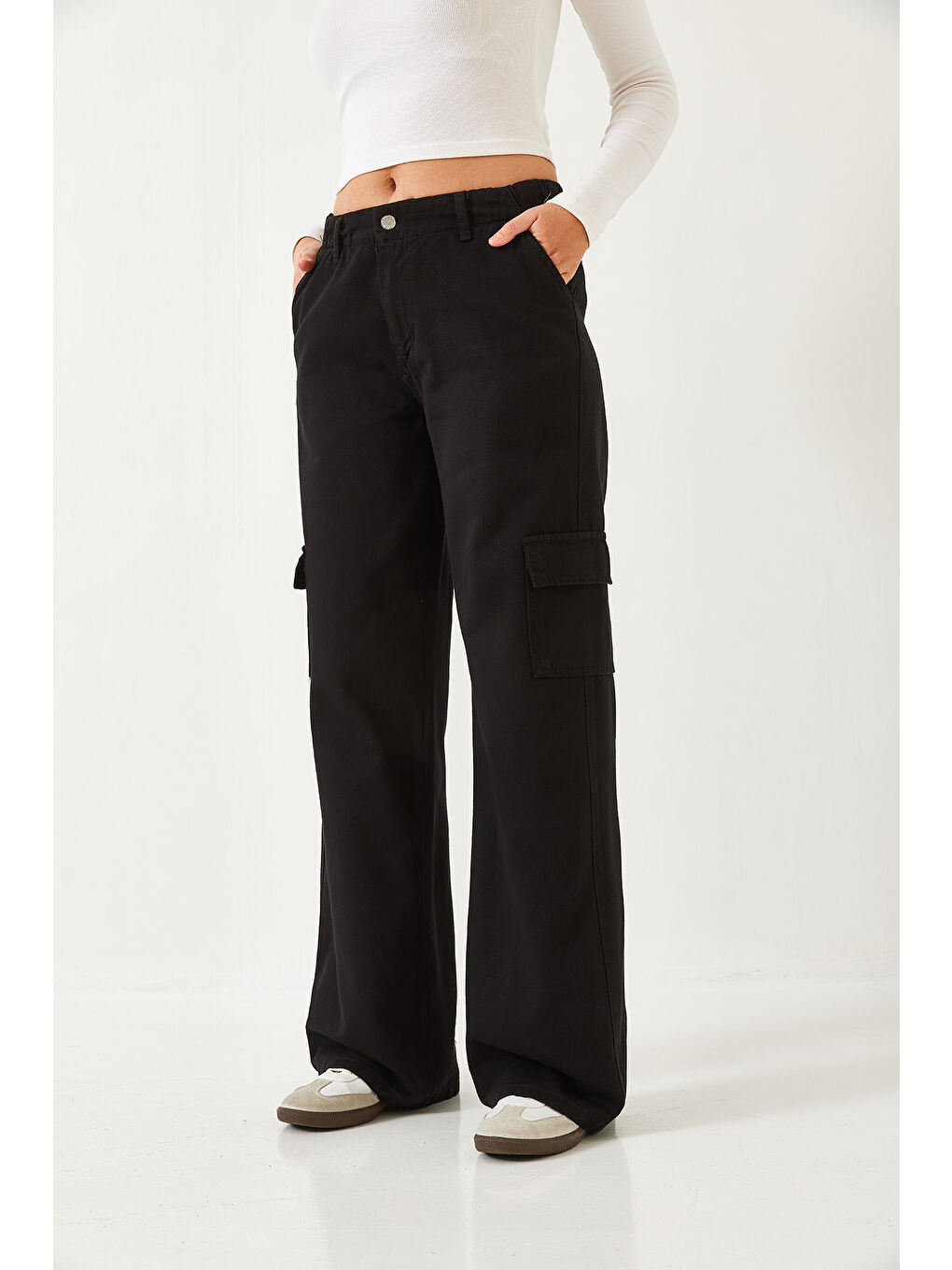 Siyah Kadın Kargo Cepli Beli Lastikli Pantolon-1