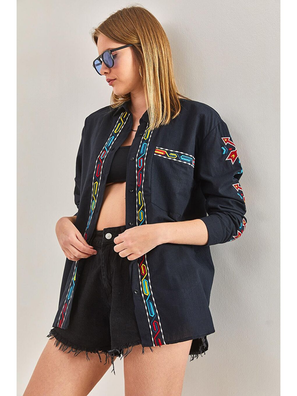 Kolu ve Ön Nakışlı Keten Gömlek - Siyah-5