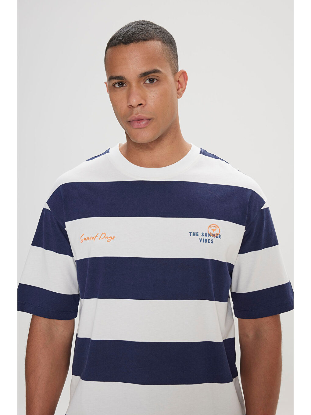Erkek Beyaz-Lacivert Loose Fit Bol Kesim %100 Pamuk Çizgili Bisiklet Yaka Tişört-3