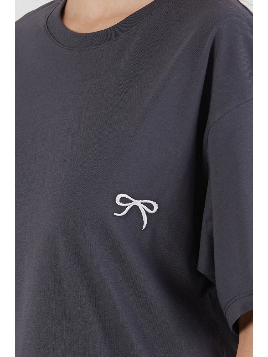 Antrasit Kurdele Nakışlı Oversize Tişört-4