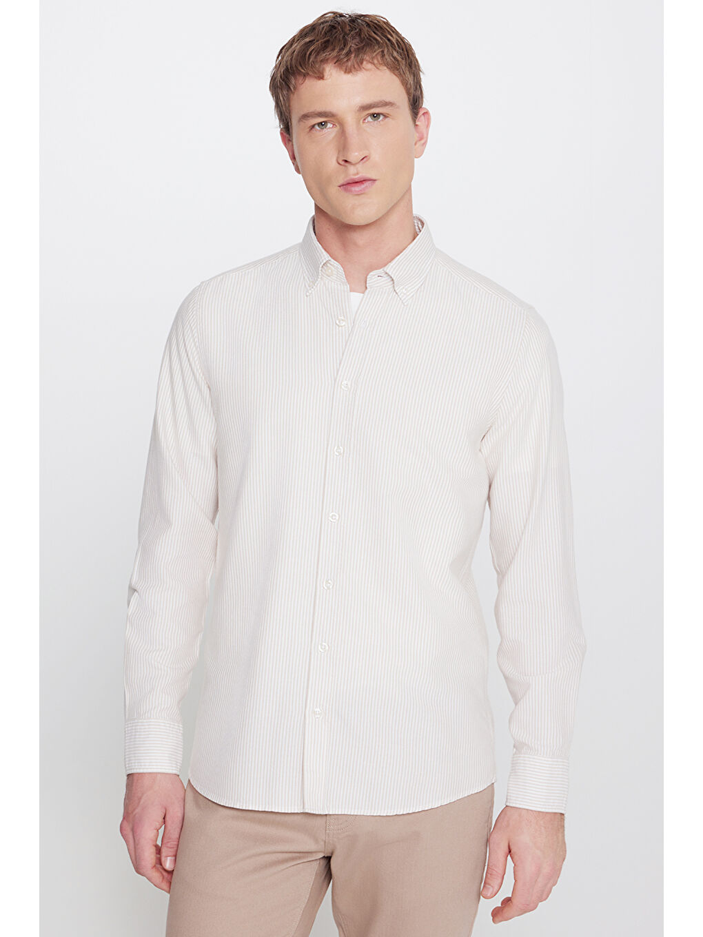 Erkek Beyaz-Bej Pamuklu Slim Fit Dar Kesim Düğmeli Yaka Çizgili Gömlek