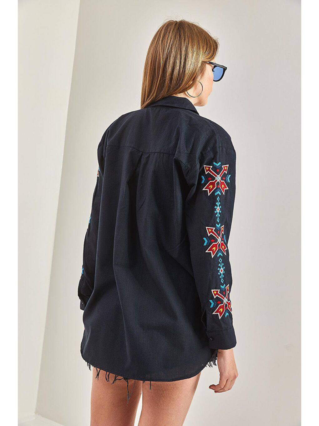 Kolu ve Ön Nakışlı Keten Gömlek - Siyah-7