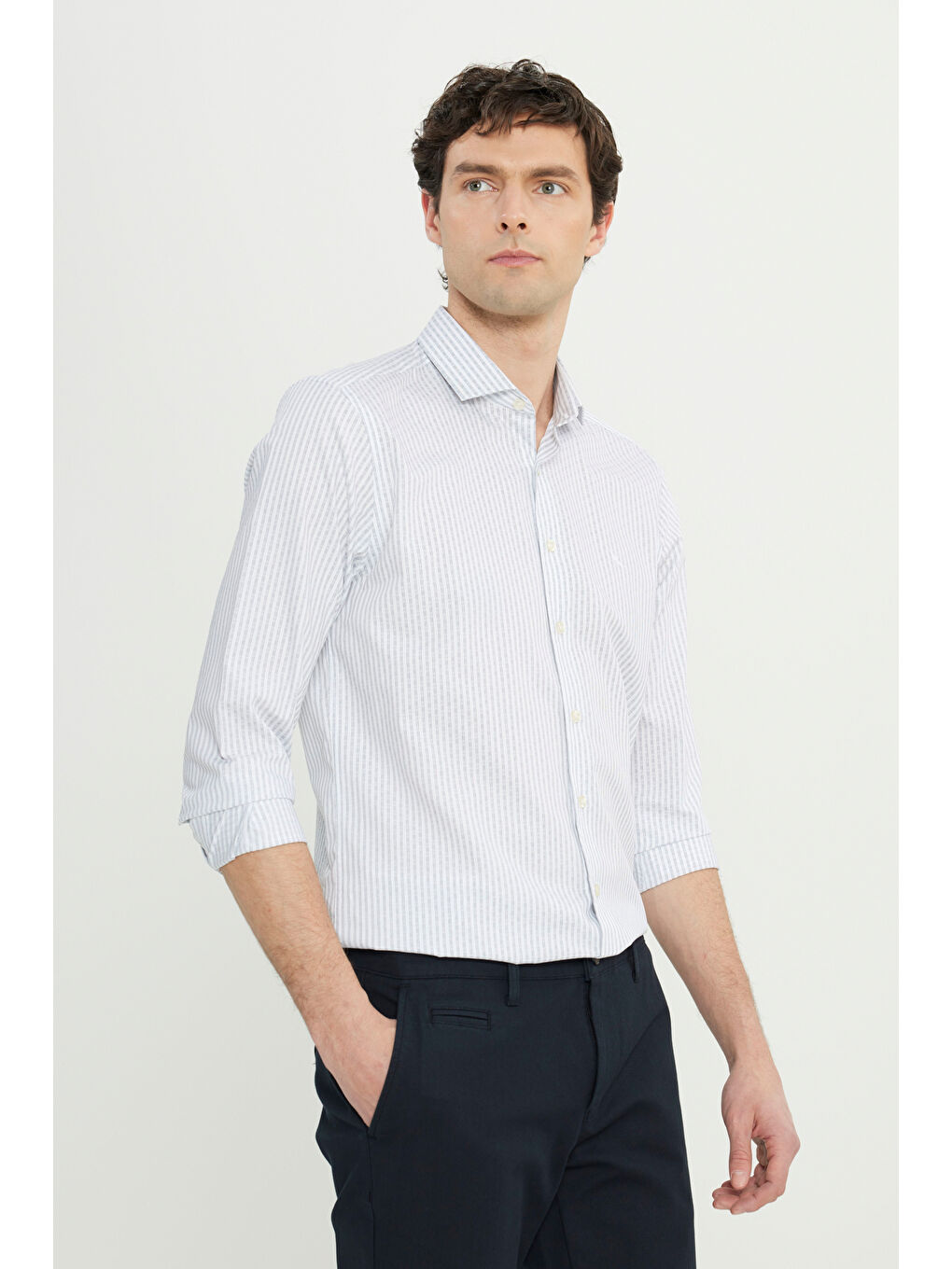 Erkek Beyaz-Siyah %100 Pamuk Slim Fit Dar Kesim Küçük İtalyan Yaka Çizgili Gömlek