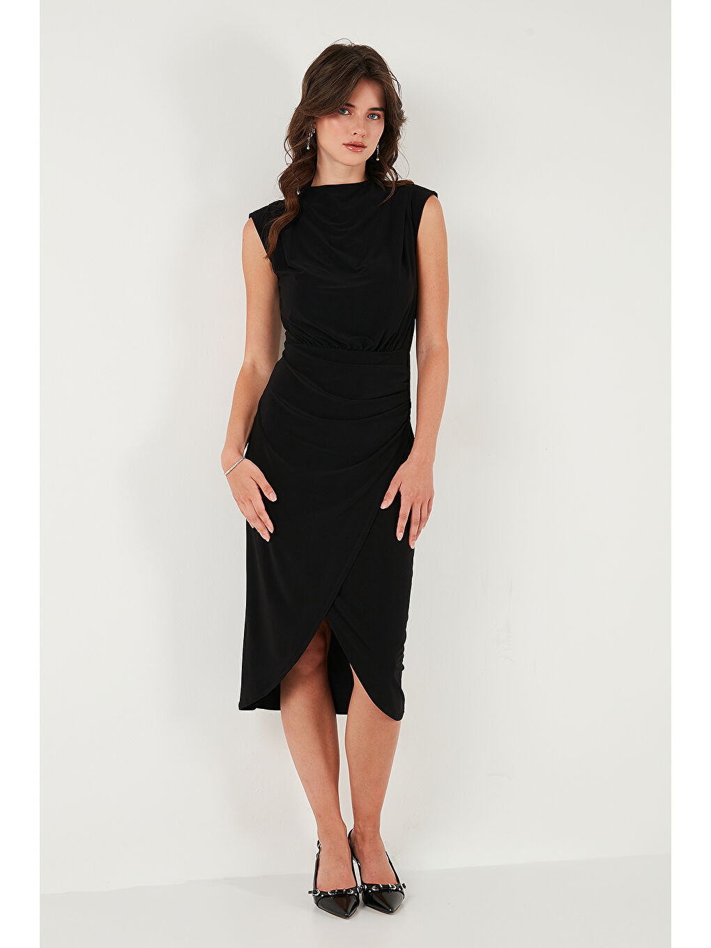 Siyah Drape ve Yırtmaç Detaylı Sıfır Yaka Kolsuz Midi Boy Elbise 611EL694-4