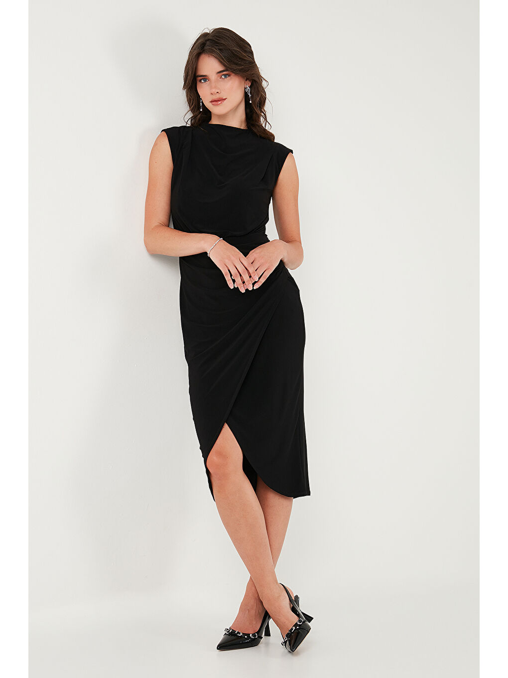 Siyah Drape ve Yırtmaç Detaylı Sıfır Yaka Kolsuz Midi Boy Elbise 611EL694-5