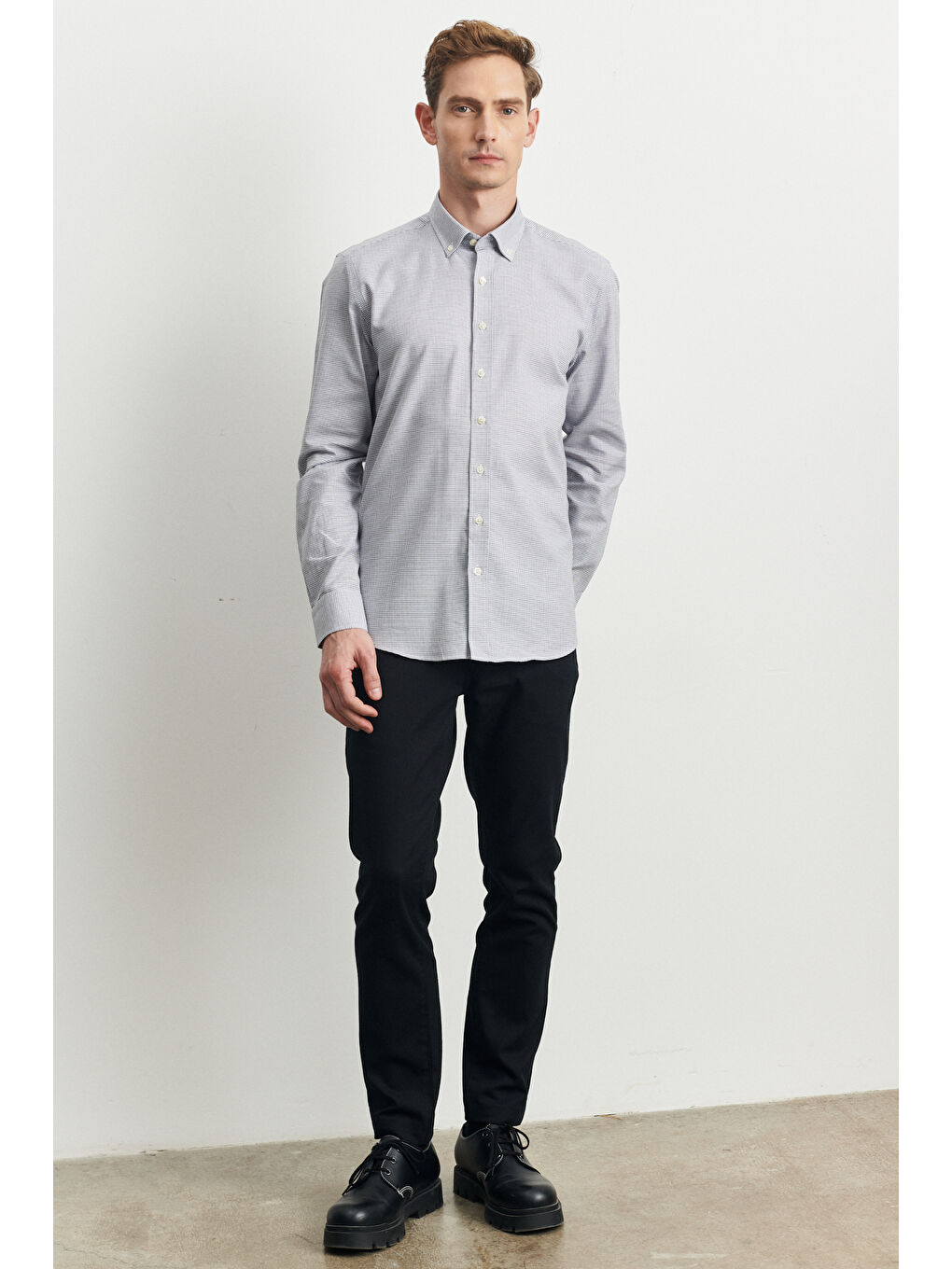 Erkek Beyaz-Siyah Slim Fit Dar Kesim %100 Pamuk Düğmeli Yaka Armürlü Gömlek-1