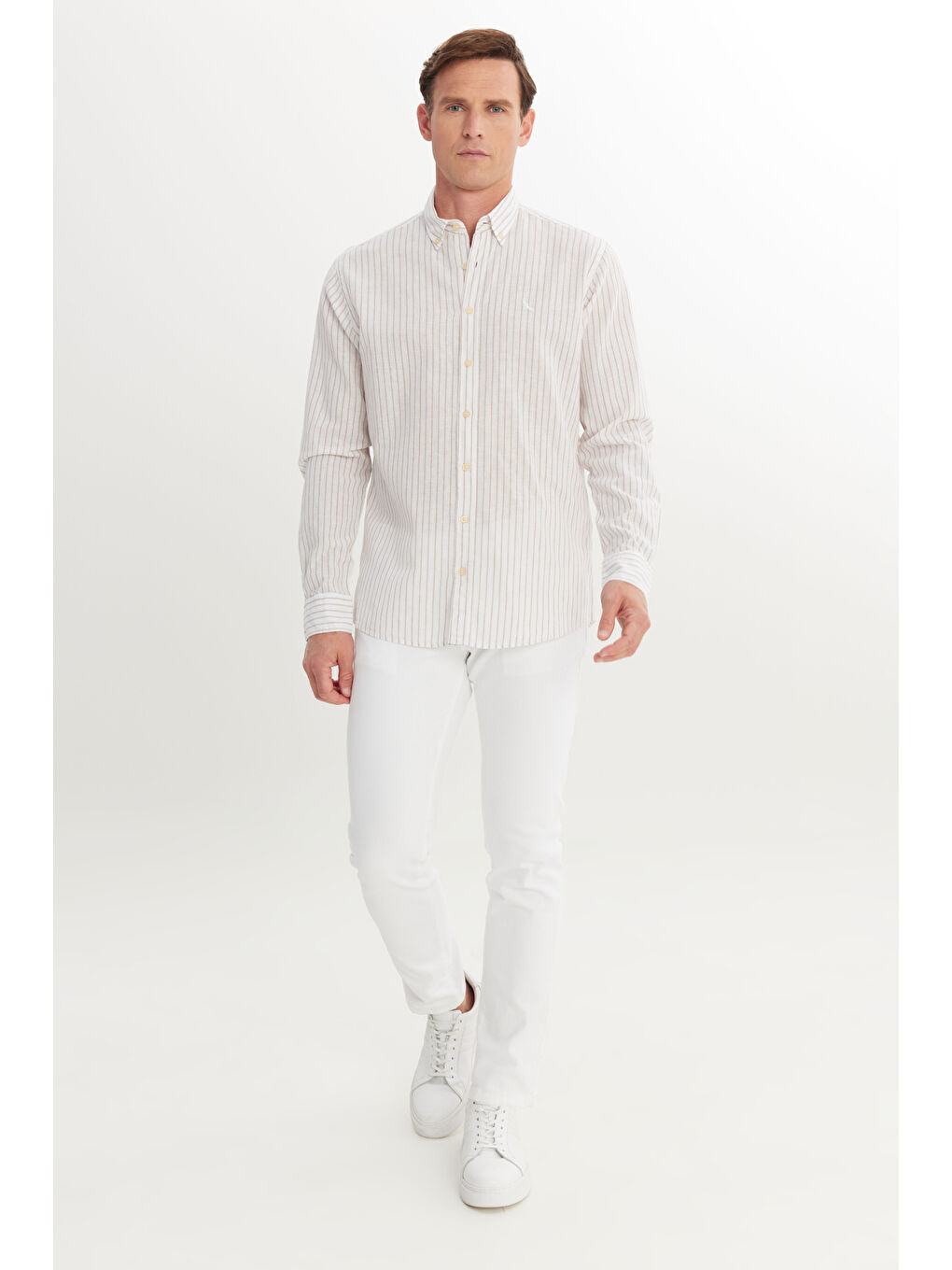 Erkek Beyaz-Bej Pamuklu Keten Comfort Fit Düğmeli Yaka Çizgili Gömlek-1