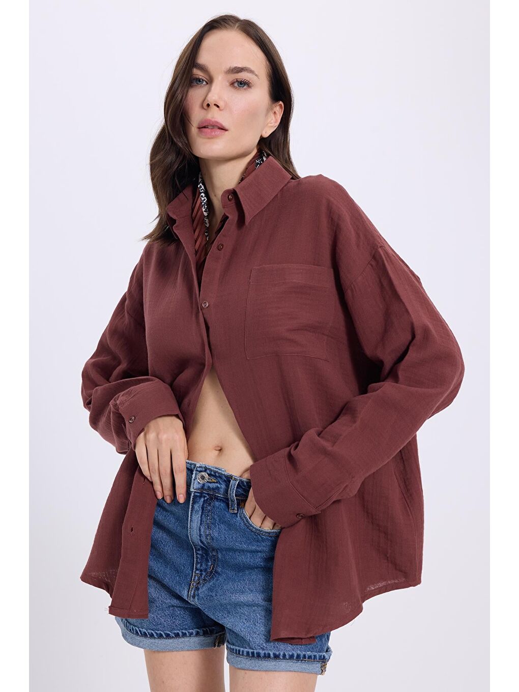 Kadın Oversize Geniş Kesim %100 Pamuk Müslin Kumaş Uzun Kollu Cepli Dokulu Kahverengi Gömlek-1